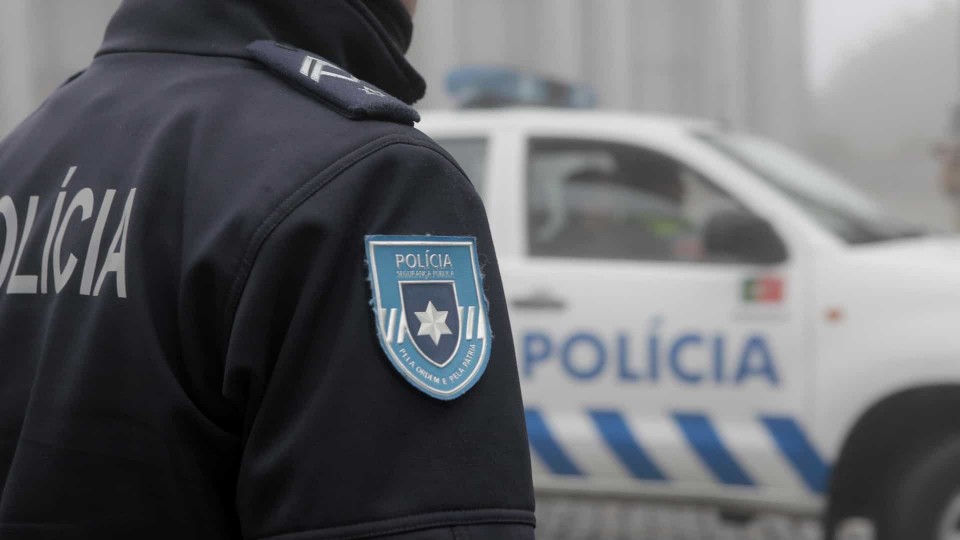 Homem assaltado sob ameaça de shotgun em Guimarães