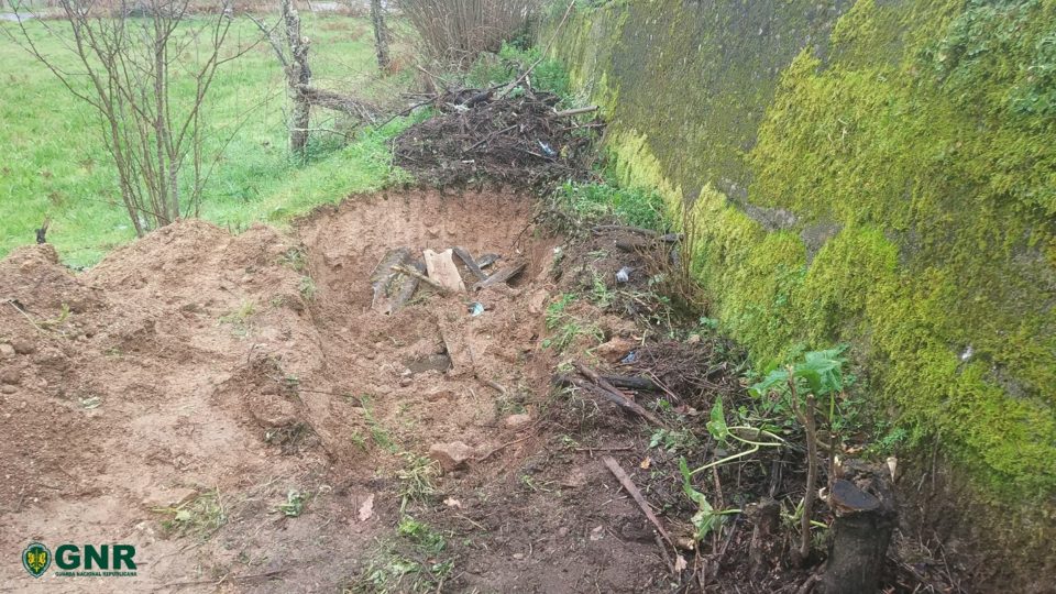 Constituído arguido homem por enterrar material com amianto em Monção