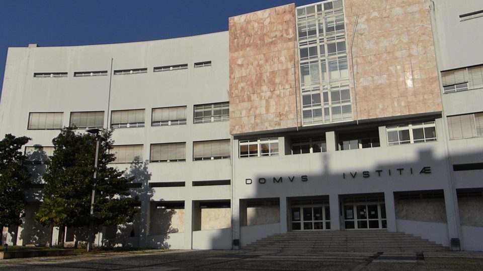 Braga. Encontrou um amigo de escola e começou a extorqui-lo