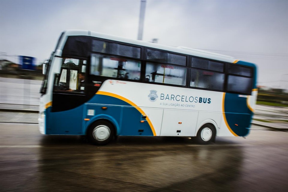 Barcelos Bus com luz verde da AMT