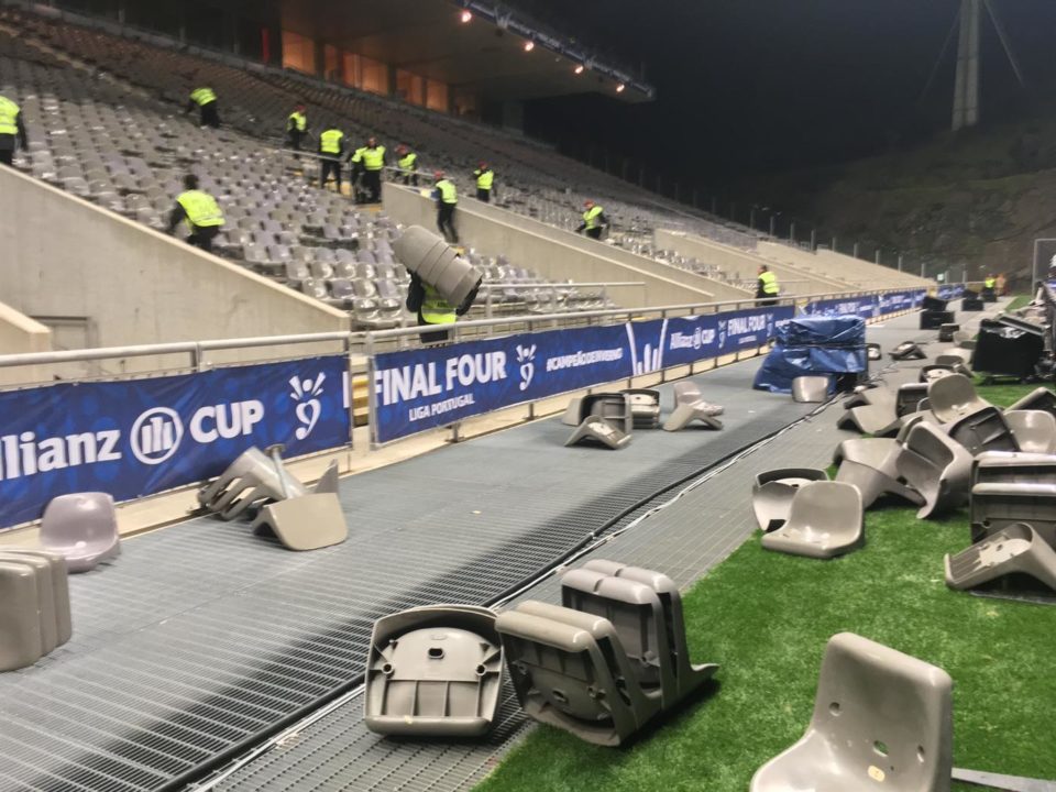 Cerca de 700 cadeiras partidas no Vitória-FC Porto