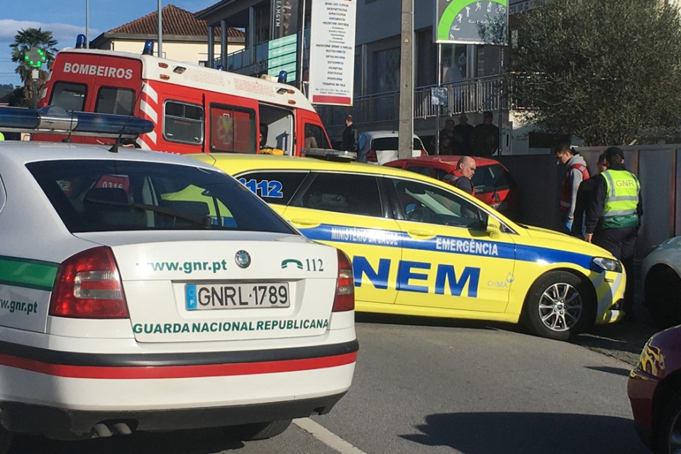 Famalicão - Mulher morre atingida por carro em despist
