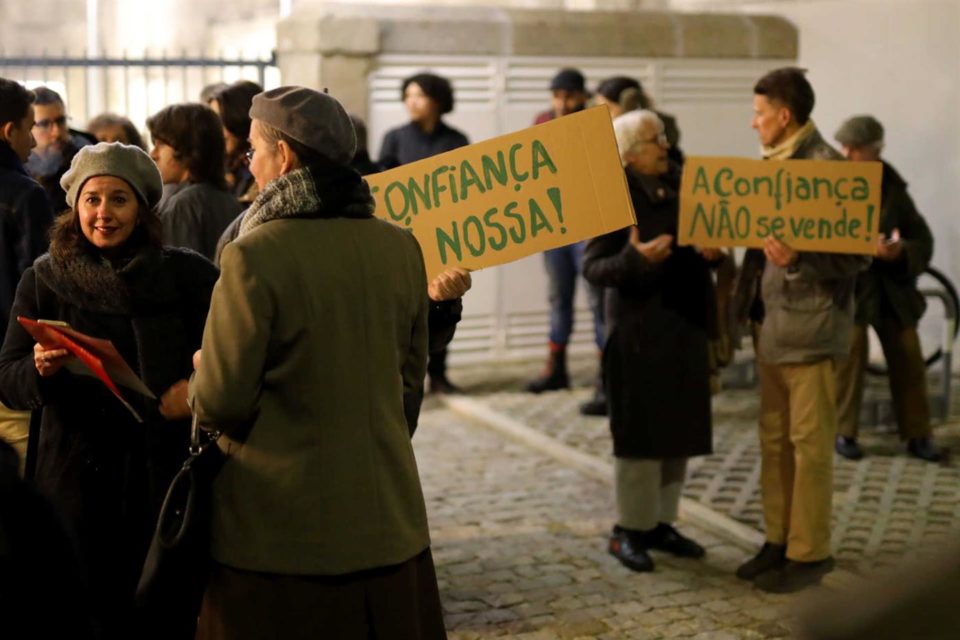 Assembleia Municipal de Braga aprova venda da Fábrica Confiança com protestos à porta