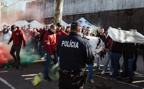 Adeptos de equipas minhotas esquecem rivalidades e protestam em Braga contra horários da Liga