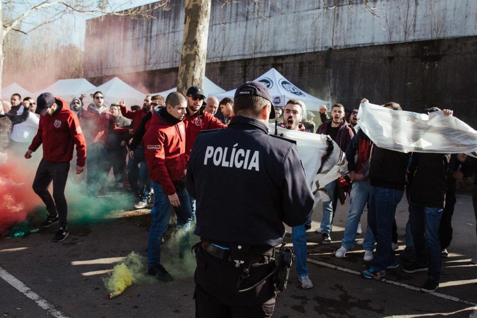 Adeptos de equipas minhotas esquecem rivalidades e protestam em Braga contra horários da Liga
