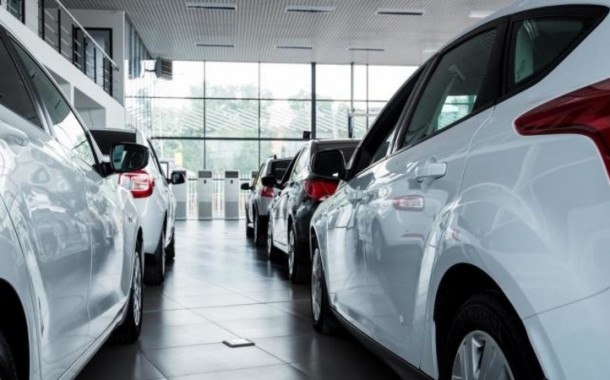 Venda de automóveis cai pela primeira vez em sete anos
