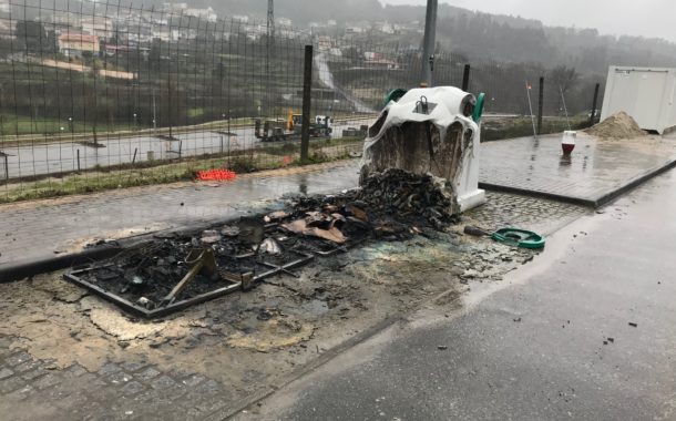 Mais um ecoponto incendiado, agora na Póvoa de Lanhoso