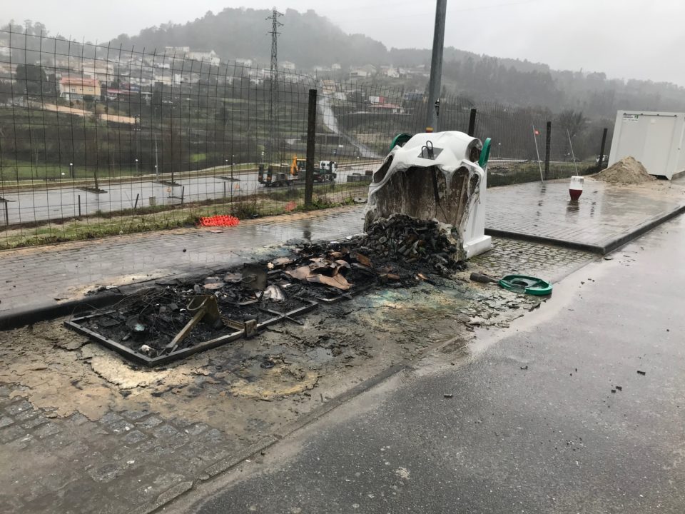 Mais um ecoponto incendiado, agora na Póvoa de Lanhoso