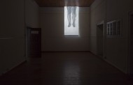 António Olaio (Repórter Estrábico) leva ‘Desterrado’ à galeria Ala da Frente em Famalicão