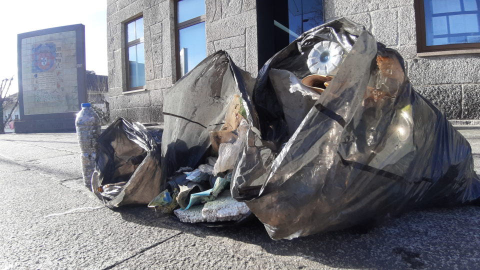 Ambientalista Carlos Dobreira recolhe (mais) 1.000 beatas e 130 litros de lixo em Terras de Bouro (c/vídeos)