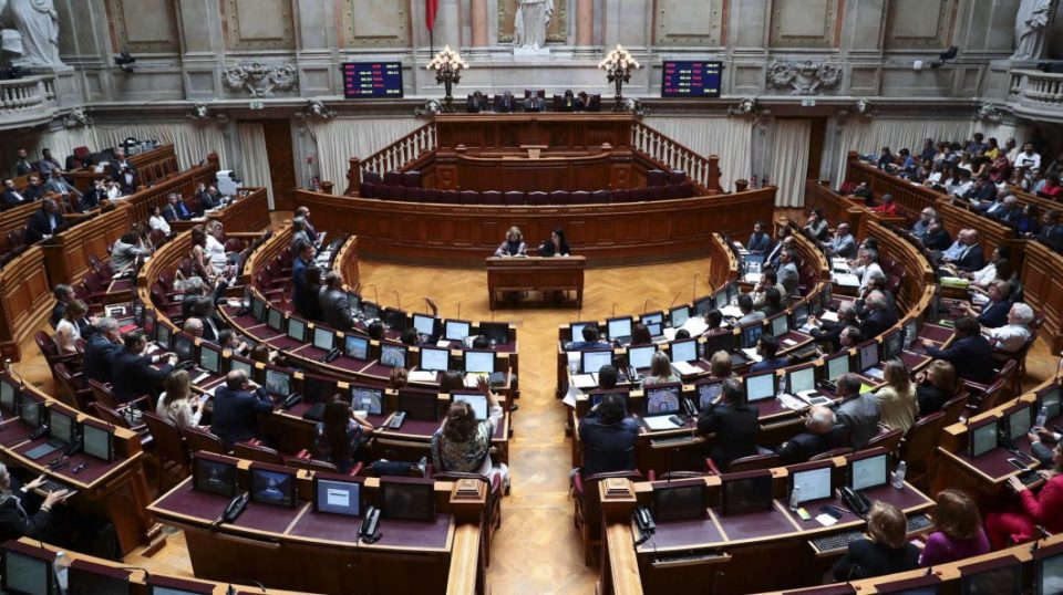 Redução da despesa dos gabinetes ministeriais foi chumbada