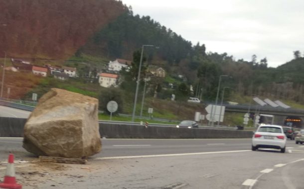 Camionista perde bloco de granito de “várias toneladas” na A27 em Ponte de Lima