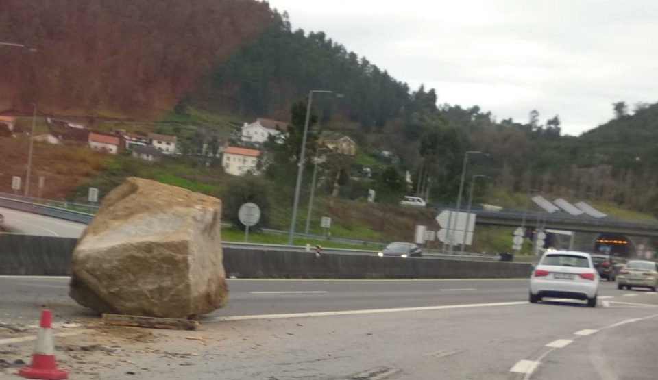 Camionista perde bloco de granito de “várias toneladas” na A27 em Ponte de Lima