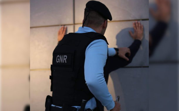 Detido por violência doméstica em Fafe com pulseira electrónica