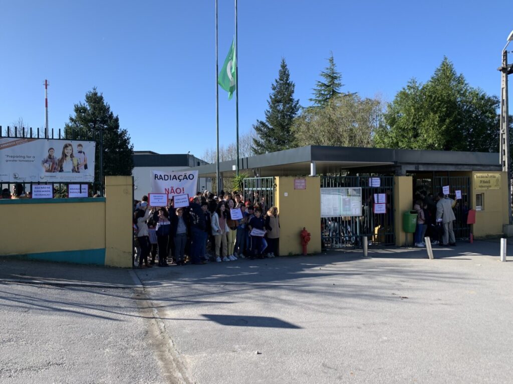 Antena. DGS aceita reunião com associação de pais da Escola D. Maria II de Famalicão