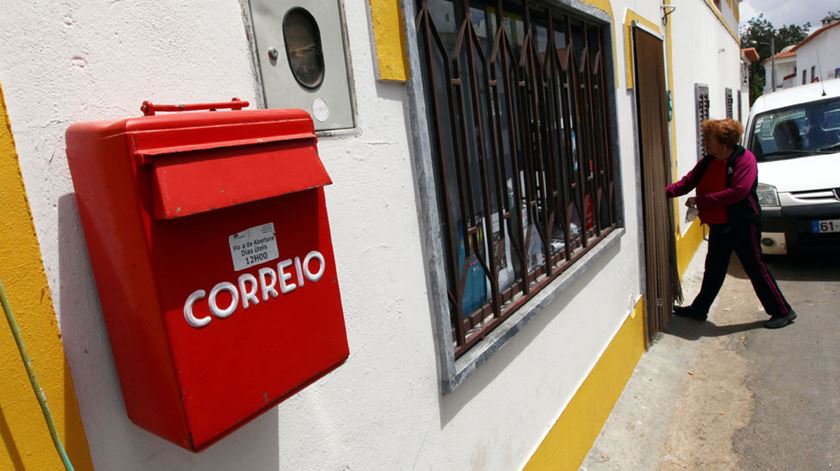Carteiro acusado de violar cartas e furtar e usar cartões de crédito em Barcelos