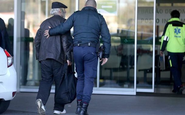 Homem suspeito de atear fogo detido após alta hospitalar
