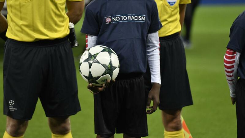 Cânticos, insultos e até bananas. A longa lista de comportamentos racistas no futebol