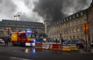 Incêndio causado por manifestantes leva a evacuação de estação em Paris