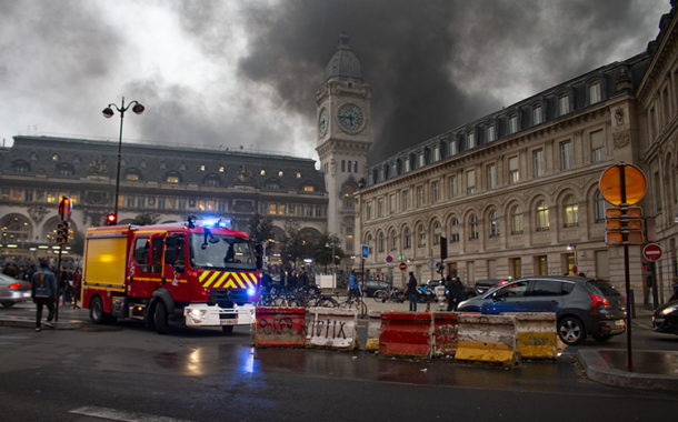 Incêndio causado por manifestantes leva a evacuação de estação em Paris
