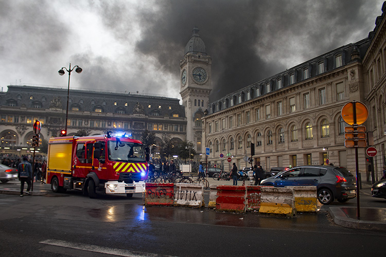 Incêndio causado por manifestantes leva a evacuação de estação em Paris