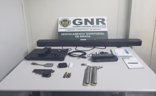 GNR de Braga detém dois homens que usaram cartão de crédito furtado para comparar material informático