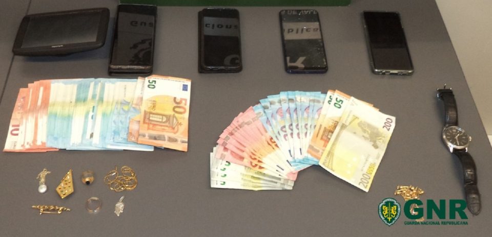 Quatro jovens vão aguardar julgamento na cadeia por furto em lojas de Braga e Ponte de Lima