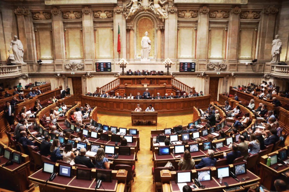 Assembleia da República aprova estado de emergência