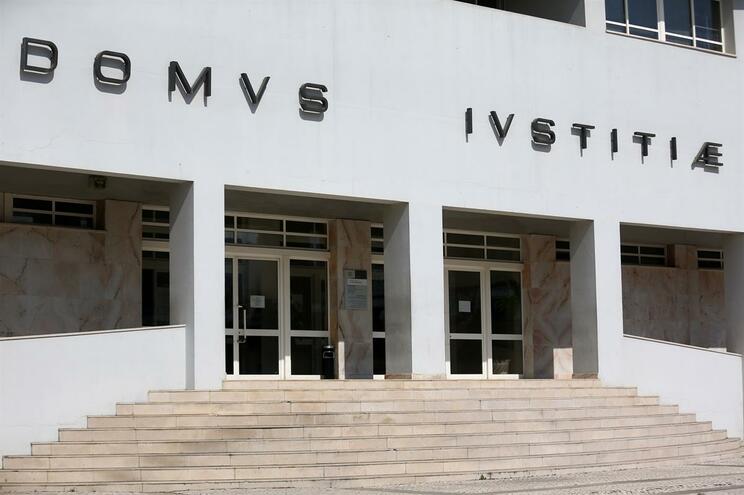 Braga. Assaltos ao Santander e a vivendas: arguidos não quiseram prestar declarações ao Tribunal