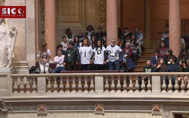Manifestantes pedem liberdade para Rui Pinto no Parlamento