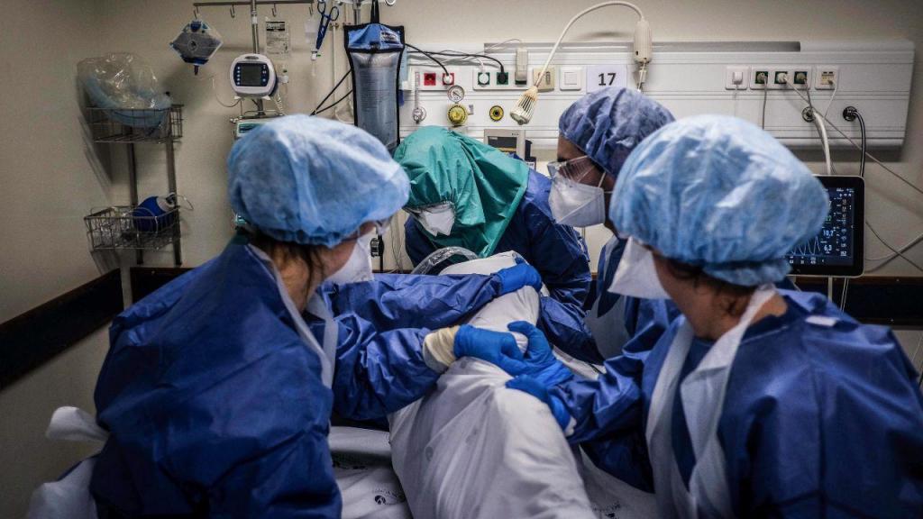 Mais 28 mortes e menor subida de casos de Covid-19 num mês