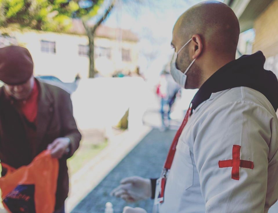 Fugiu da quarentena do CAT da Cruz Vermelha de Braga. Foi detido pela PSP por desobediência à obrigação de confinamento