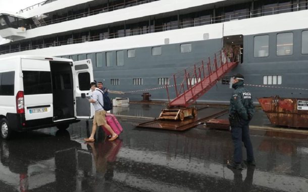 Polícia Marítima vigia desembarque da tripulação de navio de passageiros atracado em Viana do Castelo