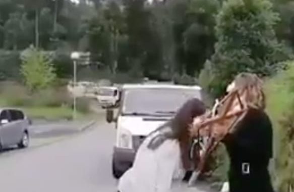 GNR identifica populares que beijaram a cruz na rua em Barcelos e Famalicão (c/vídeo)