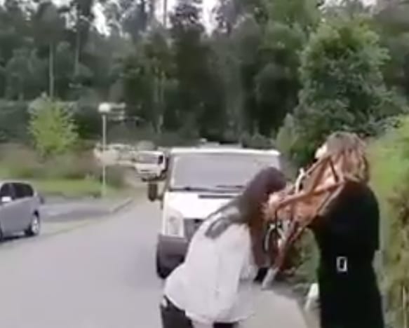 GNR identifica populares que beijaram a cruz na rua em Barcelos e Famalicão (c/vídeo)