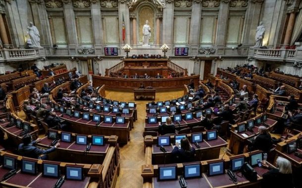 Parlamento aprova terceiro estado de emergência