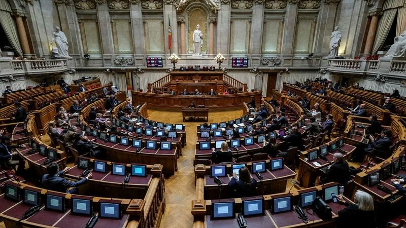 Parlamento aprova terceiro estado de emergência