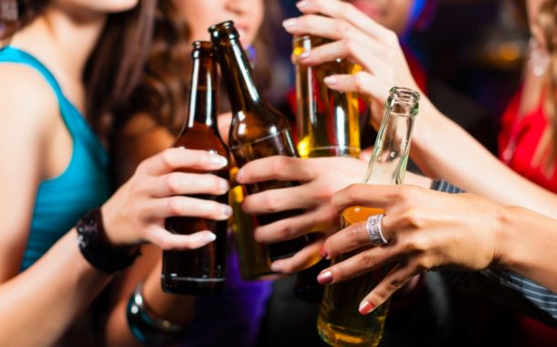 Um terço dos jovens portugueses diminuiu consumos de álcool e drogas durante a pandemia, revela estudo