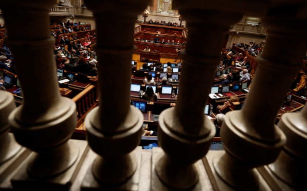 Parlamento aprova renovação do estado de emergência. Rio aviso banca: lucros avultados serão “uma vergonha e uma ingratidão”