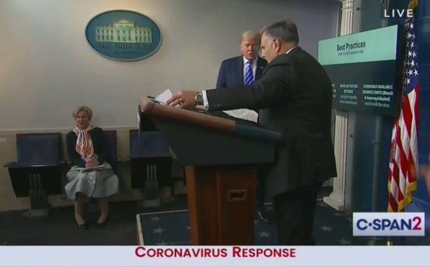 Trump sugere injecções de desinfectante e luz forte para tratar covid-19. “Ridículo”, diz classe médica