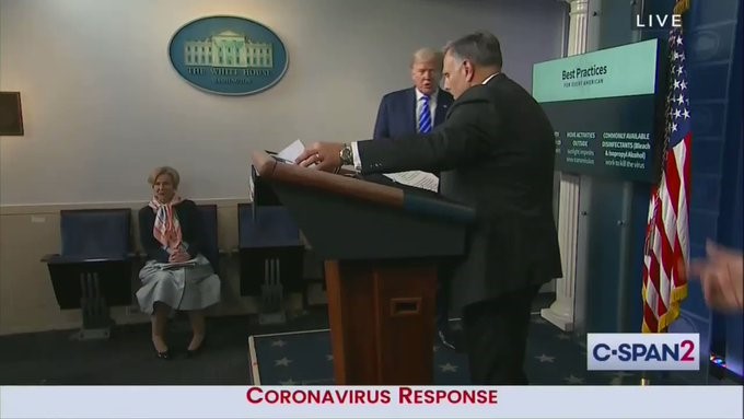 Trump sugere injecções de desinfectante e luz forte para tratar covid-19. “Ridículo”, diz classe médica