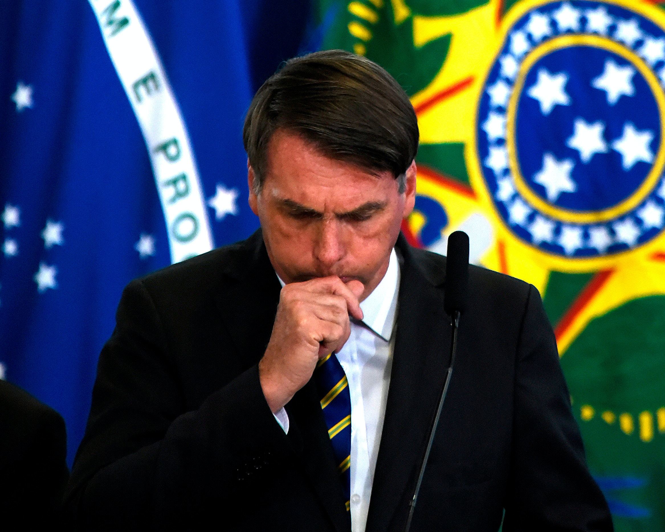 Tribunal exige que Bolsonaro divulgue resultado dos testes à covid-19