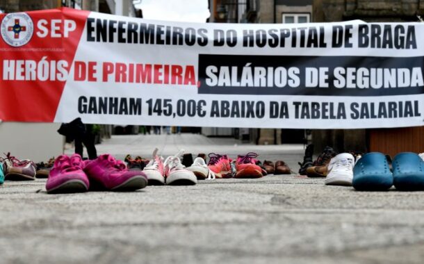 Três enfermeiros e 100 pares de sapatos “manifestam-se” pela profissão