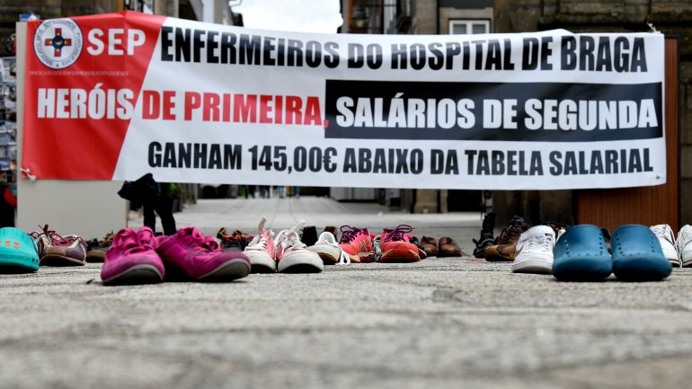 Três enfermeiros e 100 pares de sapatos “manifestam-se” pela profissão