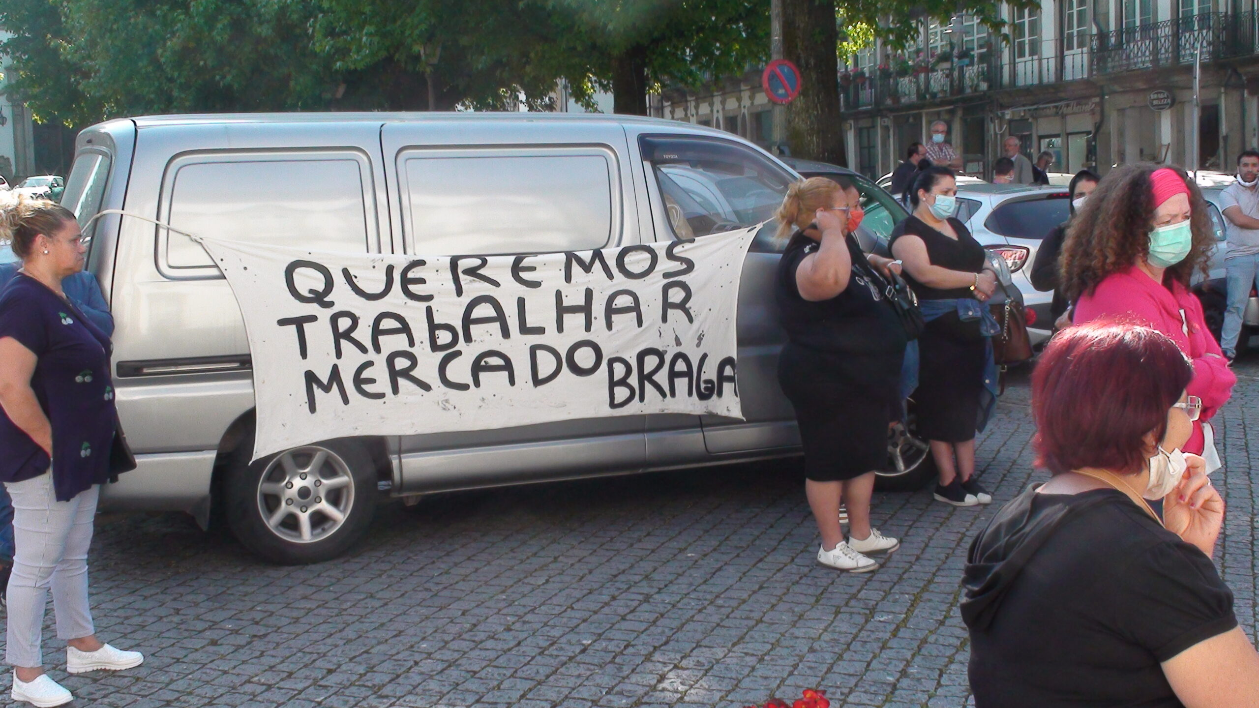 Feirantes do mercado protestam junto à Câmara de Braga. Não aceitam trabalhar na alameda do Estádio municipal