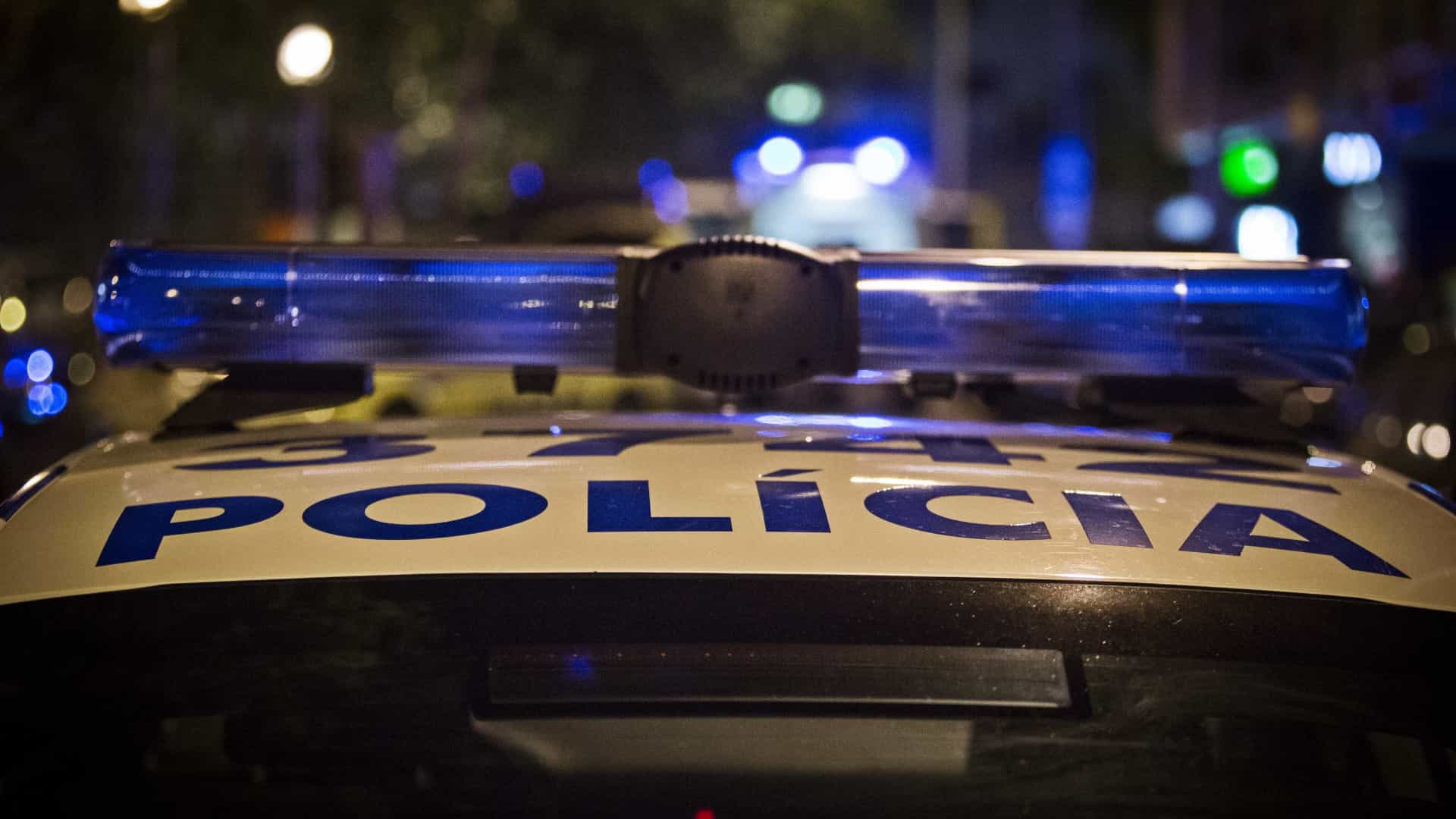 Homem detido em Braga por agressão aos pais, irmã, destruição da casa e danos em carros