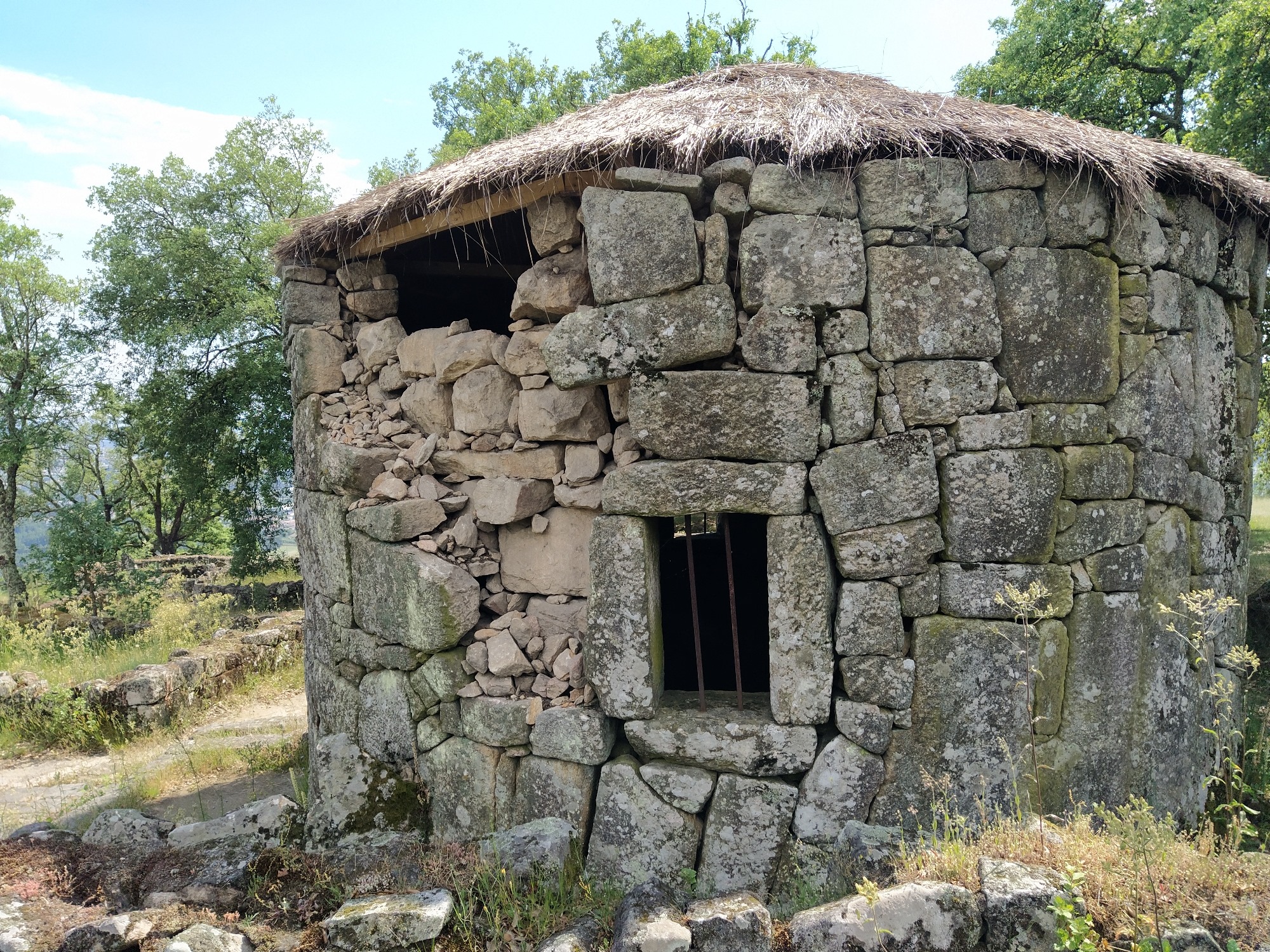 Parede rui parcialmente em casa da Citânia de Briteiros