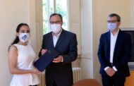 Braga atribui bolsa a melhor aluna da Universidade Católica