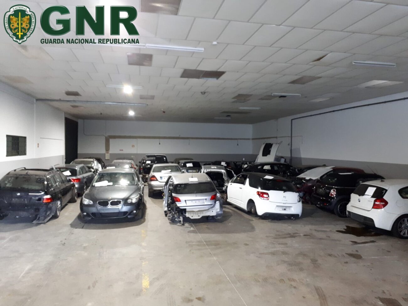 GNR de Barcelos apreende 25 carros e detém dois homens em mega-operação