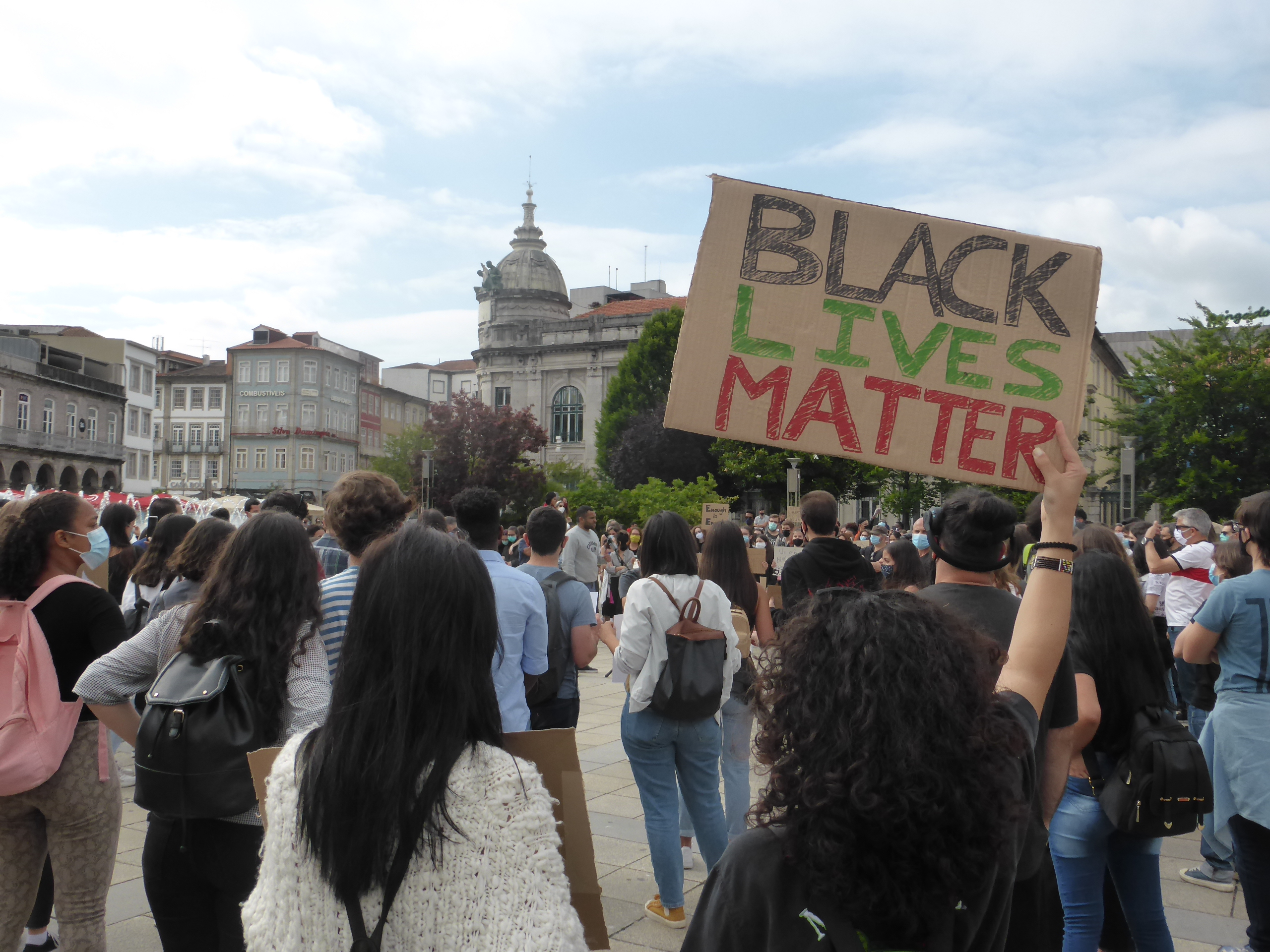 SOS Racismo demarca-se de actos de vandalismo e condena mensagens de ódio